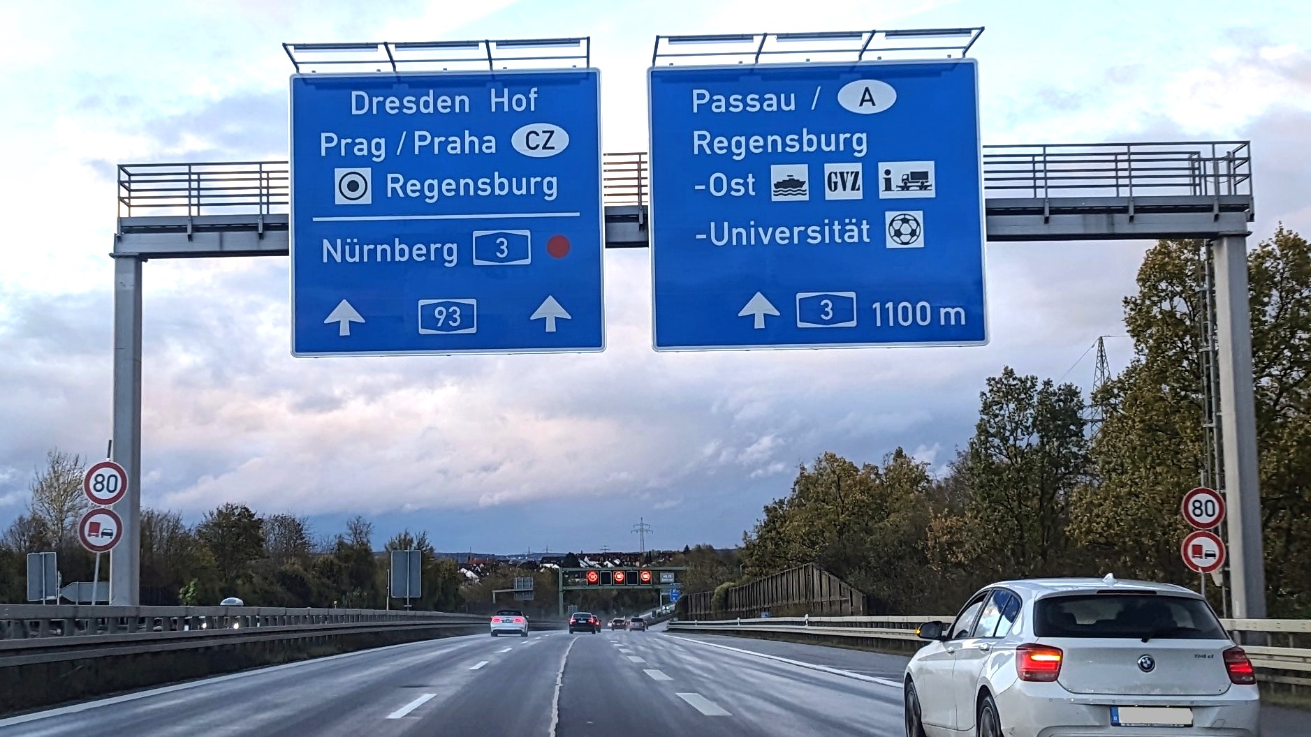 Was bedeuten die roten Punkte auf manchen Autobahnwegweisern?